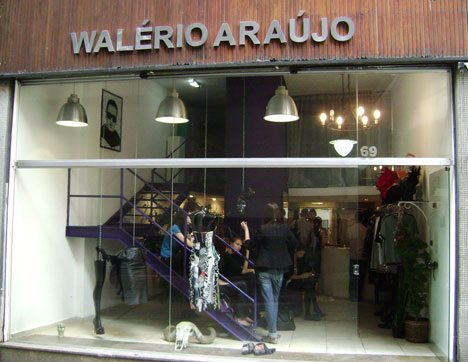 wal1