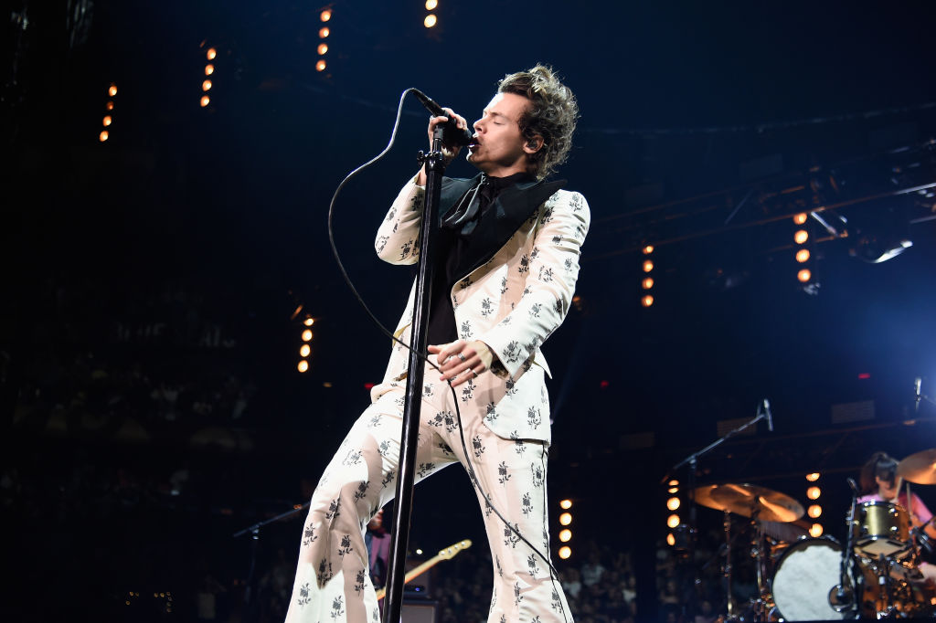 NEW YORK, NY - JUNE 21:  Harry Styles performs onstage during Harry Styles: Live On Tour - New York at Madison Square Garden on June 21, 2018 in New York City.  (Photo by Kevin Mazur/Getty Images for HS)