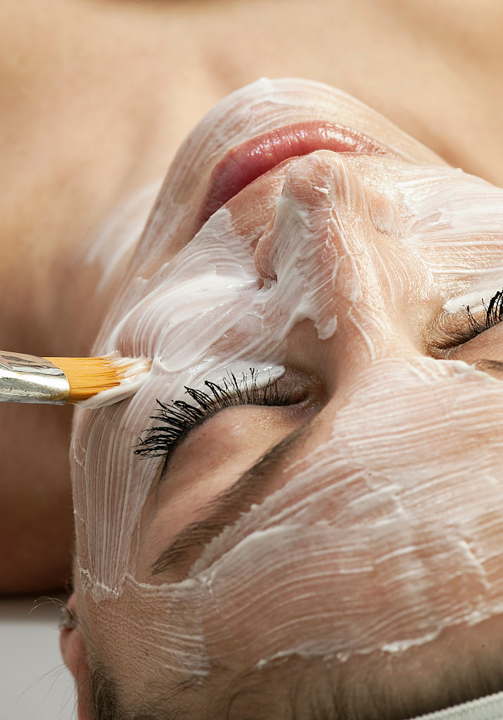 UNITED STATES - 2009/01/23: Woman getting a facial treatment at a spa. (Photo by John Greim/LightRocket via Getty Images)